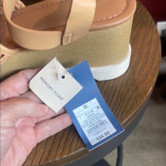 Universal Thread Tan and White Wedge Sandals - Picture 9 of 9